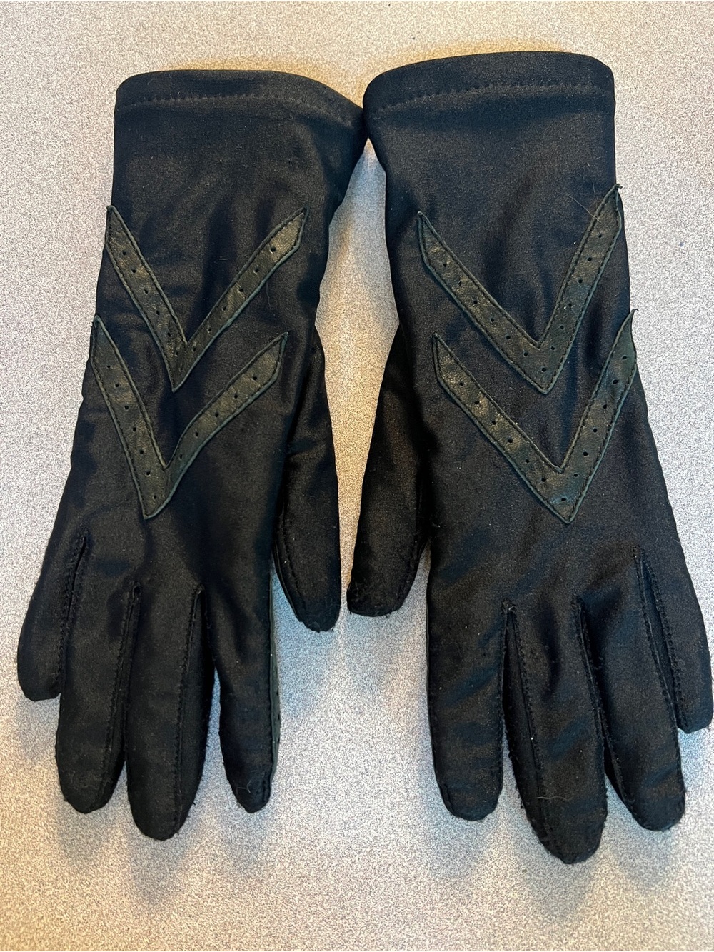 Aris Isotoner Thinsulate Flex women’s gloves.